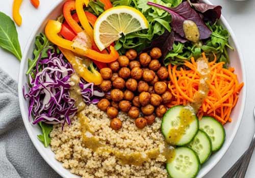 Salade Composée Façon Bowl : Quinoa, Pois Chiches Rôtis et Légumes Croquants