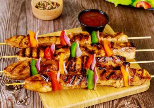 Brochettes de Poulet et Légumes Marinés