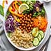 Salade Composée Façon Bowl : Quinoa, Pois Chiches Rôtis et Légumes Croquants
