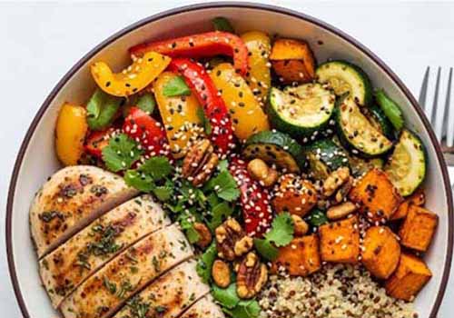 Buddha Bowl au Poulet Grillé, Quinoa et Légumes Rôtis