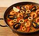 Fideuà (paella de pâtes) dans une grande poêle à paella