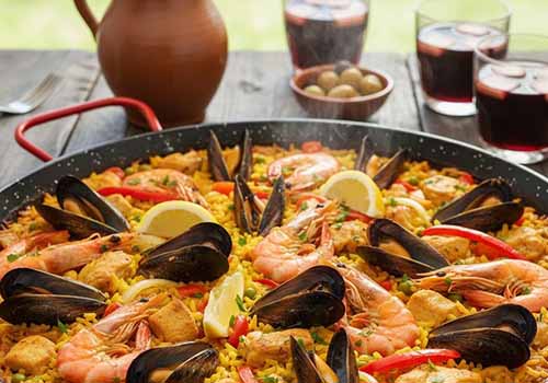 La Paella de mar y montaña est un plat qui célèbre la diversité des produits espagnols en combinant de manière harmonieuse les saveurs de la mer et de la terre.