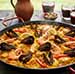La Paella de mar y montaña est un plat qui célèbre la diversité des produits espagnols en combinant de manière harmonieuse les saveurs de la mer et de la terre.