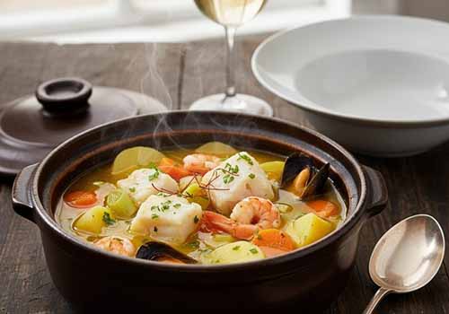 Pot-au-feu fait avec du poisson, des crevettes et des légumes.