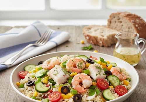 Salade Océane Complète servie avec une tranche de pain complet.