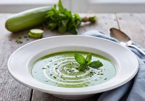 Velouté de Courgettes et Menthe dans une assiette