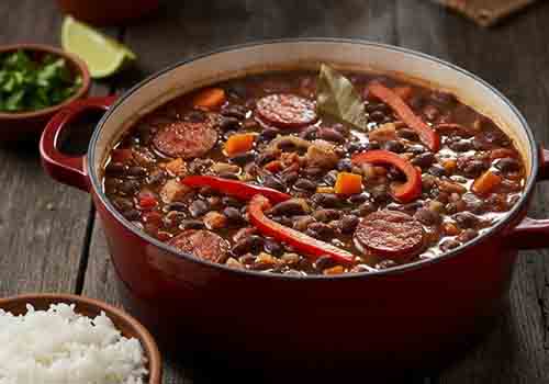 Feijoada Simplifiée servie avec un bol de riz